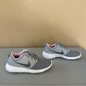 Womens Nike golf shoes size 6. Great condition